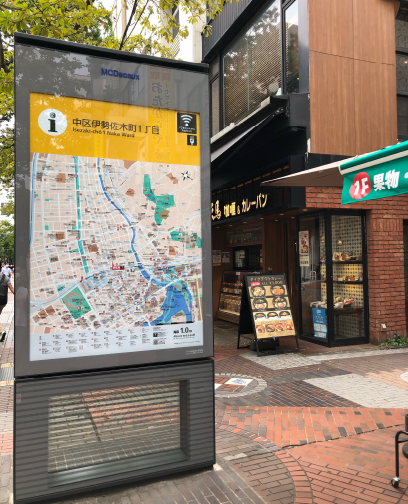 モール右手の案内看板の路地を右に入ります。